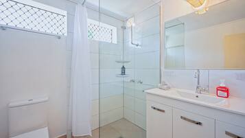Townhouse Kota | Kamar mandi | Handuk