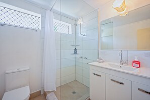 City Townhome | Bathroom | Towels - Entertainer on Martyn (Parramatta Park)