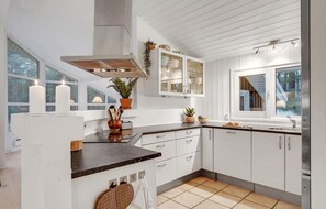 Refrigerador, parrilla de estufa, lavavajillas y cafetera y tetera