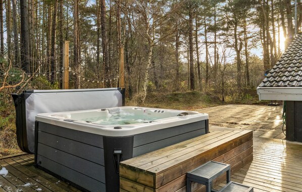 Tina de hidromasaje al aire libre