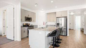 House, 5 Bedrooms | Private kitchen