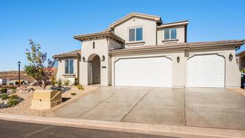 House, 5 Bedrooms | Exterior