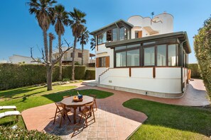 Property grounds - 2772 La Casa Bianca by Perle di Puglia (Trani)