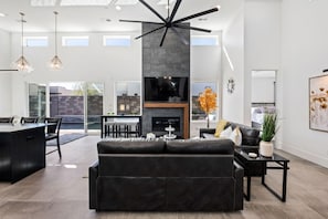House, 5 Bedrooms | Living room