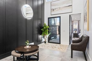 House, 5 Bedrooms | Living room
