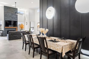 House, 5 Bedrooms | Dining