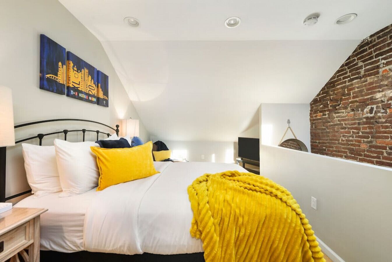 2 soverom, skrivebord, strykejern/-brett og wi-fi (inkludert)