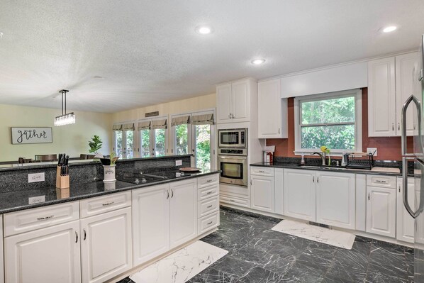Fridge, microwave, stovetop, dishwasher
