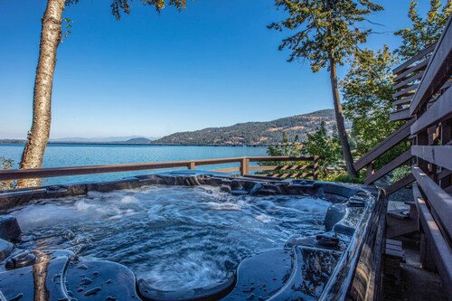 Sagle Lakefront Escape: Private Beach Access!