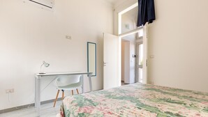 Ein Schlafzimmer mit einem Bett, einem Schreibtisch und einem Stuhl.