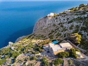 A coastal property with a swimming pool, stone buildings, and a view of the sea. - 2098 Villa La Mecca by Perle di Puglia (Gagliano del Capo)