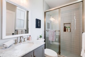 Badewanne, Haartrockner, Handtücher