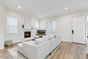 Smart TV, fireplace
