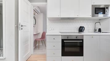 Apartment, 1 Bedroom, Kitchen | Private kitchen | Dishwasher, cookware/dishes/utensils