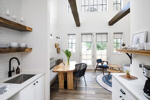 Kylskåp, mikrovågsugn, diskmaskin och kaffe- och tebryggare