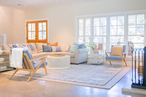 Fernseher, Kamin, Stereoanlage, Arbeitsbereiche