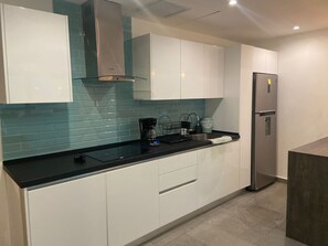 Refrigerador, microondas, parrilla de estufa y utensilios de cocina 