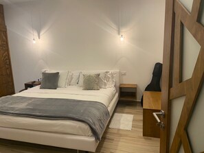 1 habitación, muebles diferentes y espacio para trabajar con laptop 