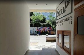 Vista frontal de la propiedad