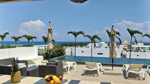 Outdoor pool, pool umbrellas, pool loungers - Cozy 5th Avenue Apartment with roof pool By 369 (Playa del Carmen)