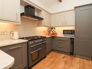 Fridge, dishwasher, electric kettle, toaster - Ash Cottage (Skipton)