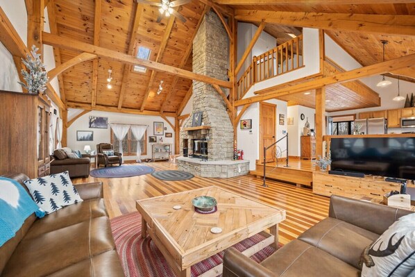 Televisión, chimenea y estéreo