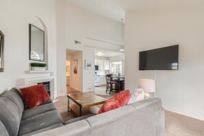 Smart TV, fireplace, video games, DVD player - 1 Block to Pacific Beach/FOOD/Bars, Updated, 2-Car Garage w/fee, Yard, Sleeps 14 (San Diego)