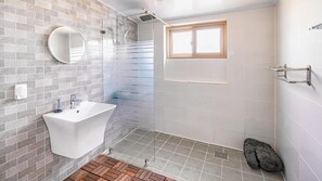 Basic Room, 3 Bedrooms (Dogchae) | Bathroom | Towels
