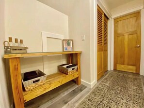 Interior - The Under Ridge Home - 4 Bedroom w/Fireplace (Gardiner)