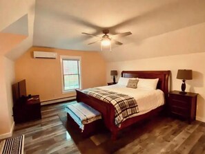 4 bedrooms, desk, free WiFi - The Under Ridge Home - 4 Bedroom w/Fireplace (Gardiner)