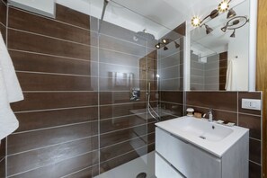 Shower, hair dryer, bidet, towels