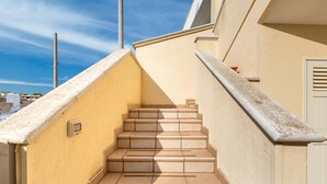 A set of beige stairs leading up to a door, with a clear sky in the background. - 2468 Casa Sofia by Barbarhouse (Ugento)