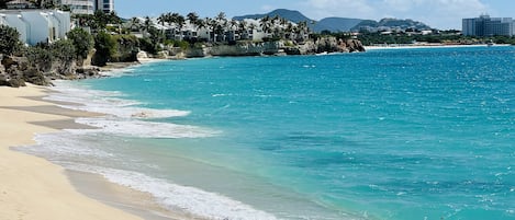 Sur la plage, chaise longue
