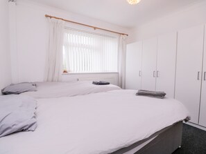 3 quartos, individualmente decorados, individualmente mobiliados
