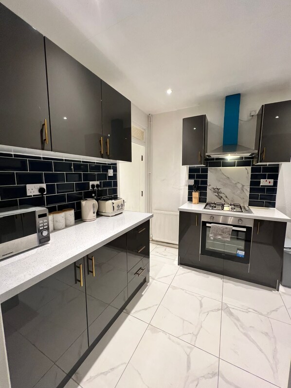 Een koelkast, een magnetron, een oven, een kookplaat