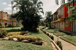 Property grounds - Family-Friendly Beach House - 5 min from the beach! (Ixtapa Zihuatanejo)