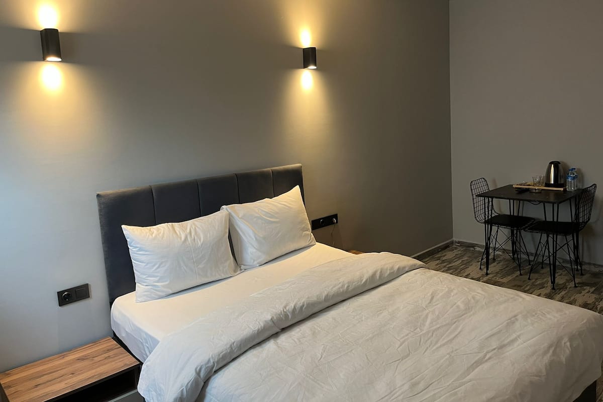 Minibar, skrivbord, gratis wi-fi och sängkläder