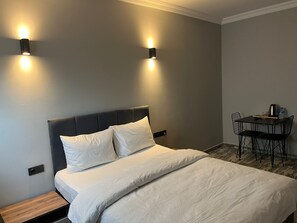 Minibar, meja kerja, Wi-Fi gratis, dan seprai linen
