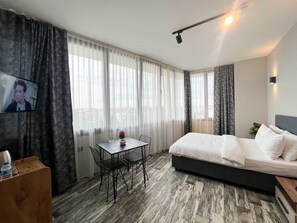 Minibar, escritorio, wifi gratis y ropa de cama