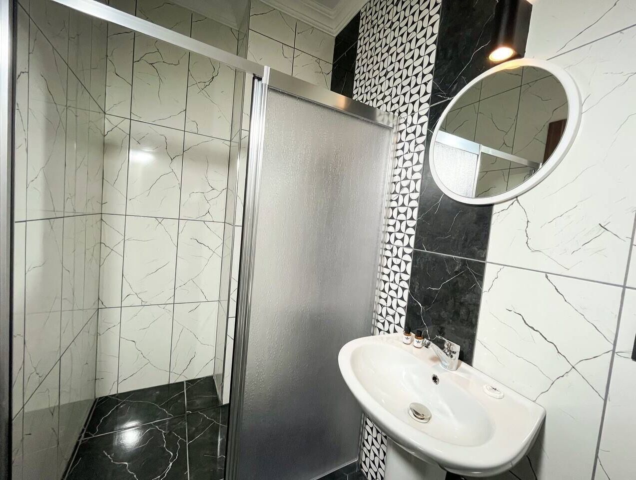 Camera Standard | Bagno | Doccia, set di cortesia gratuito, asciugacapelli, pavimenti riscaldati