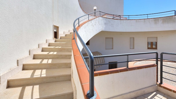 A spiral staircase with metal railings, leading to a second-floor balcony with a view of the sky. - 2810 Case al Tacco - Appartamento Mare by Barbarhouse (Castrignano del Capo)