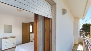 A bedroom with a bed, a dresser, and a window. - 2810 Case al Tacco - Appartamento Mare by Barbarhouse (Castrignano del Capo)