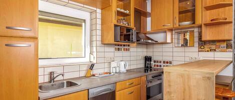 Jääkaappi, mikroaaltouuni, uuni, liesi