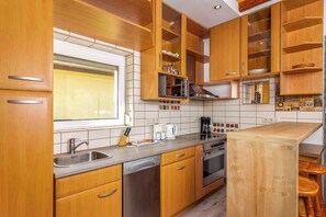 Een koelkast, een microgolfoven, een oven, een kookplaat