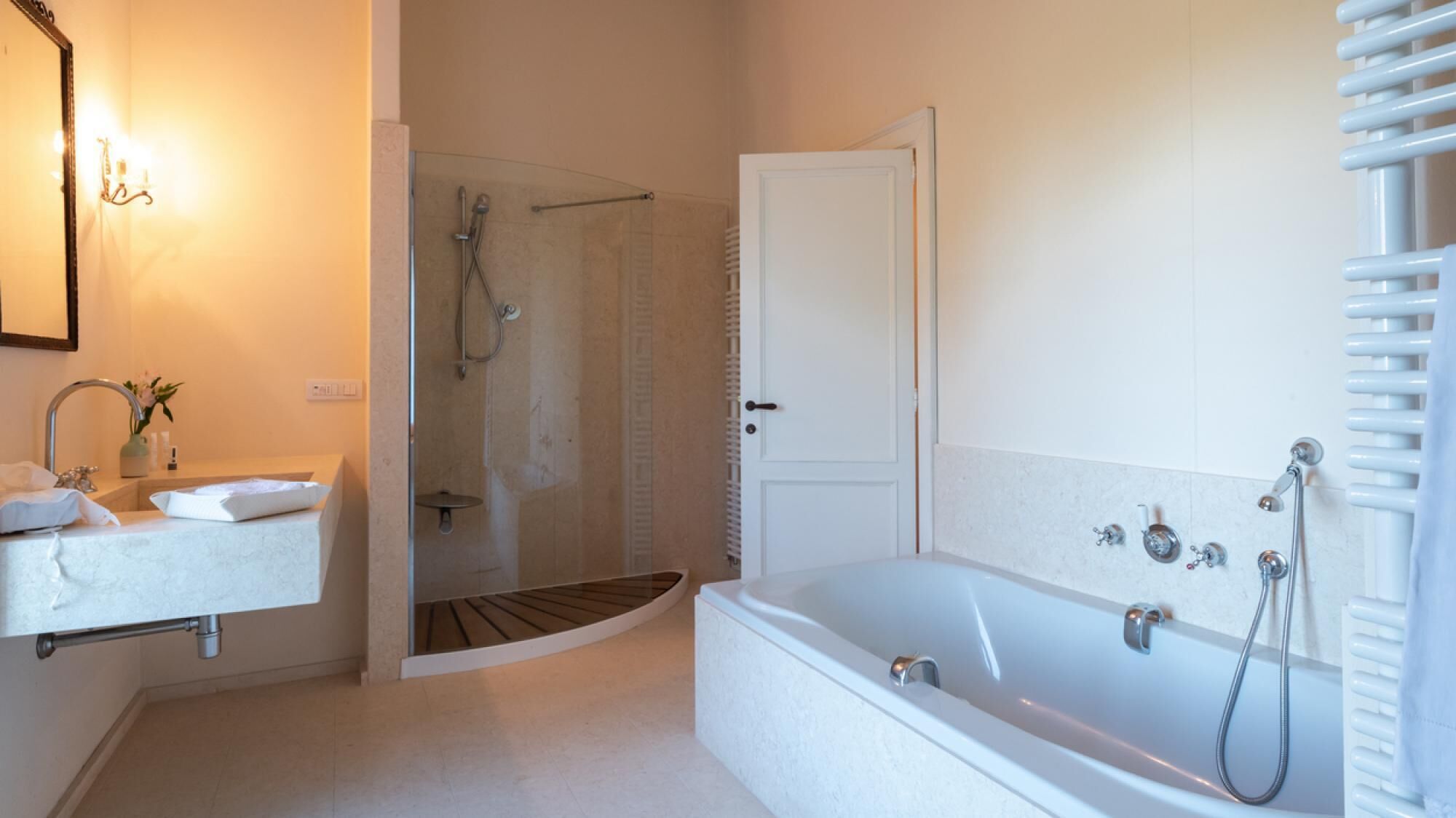 Een badkamer met een bad, douche en wastafel.
