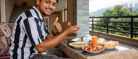 每日供应自助式早餐(每人 USD 6)