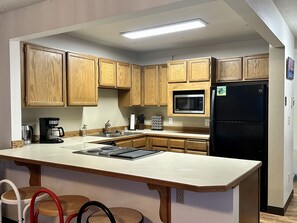 Fridge, microwave, oven, stovetop - Alpine-View Retreat in Girdwood (Anchorage)