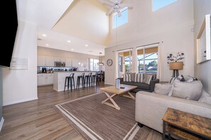 Smart TV, tavolo da calcetto, libri