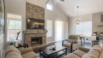 House, 3 Bedrooms | Ruang tamu | 36 inci televisyen skrin rata dengan digital, TV