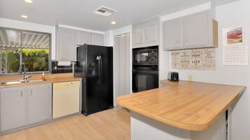 House, 3 Bedrooms | Private kitchen